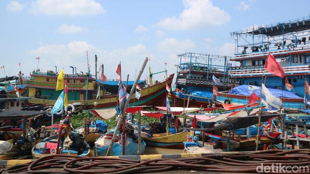 Kawasan sungai ini terlihat dipadati kapal sandar pada Senin (25/4/2022). Hal ini menjadi kesempatan para nelayan maupun ABK mudik Lebaran maupun melakukan perbaikan kapal.