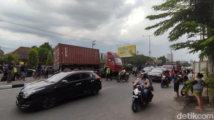 Penampakan truk kontainer yang nangkring di pembatas Jalan Majapahit Semarang, Senin (25/4/2022).
