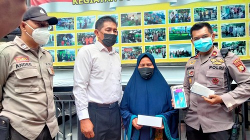 Pelaku pencurian HP merk Oppo yang dialkukan ibu korban di Mataram, diperiksa polisi, Senin (25/4/2022).