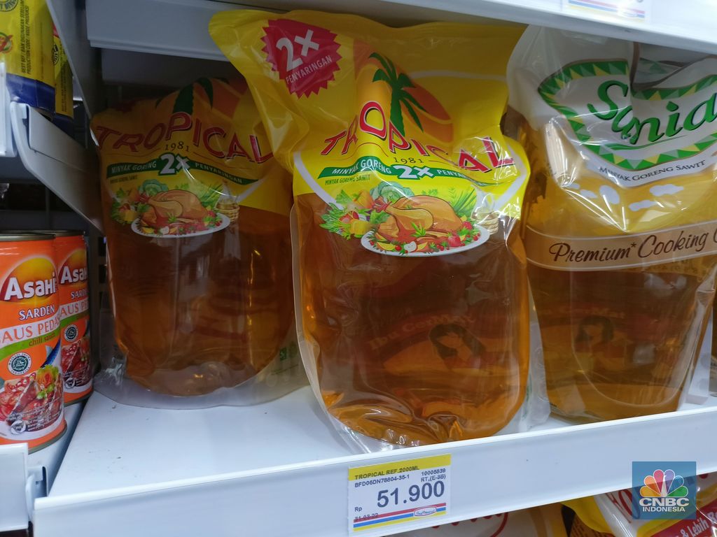 Penjualan minyak goreng di salah satu minimarket di Sukajaya, Kabupaten Bogor, Senin (25/4/22). (CNBC Indonesia/Ferry Sandi)
