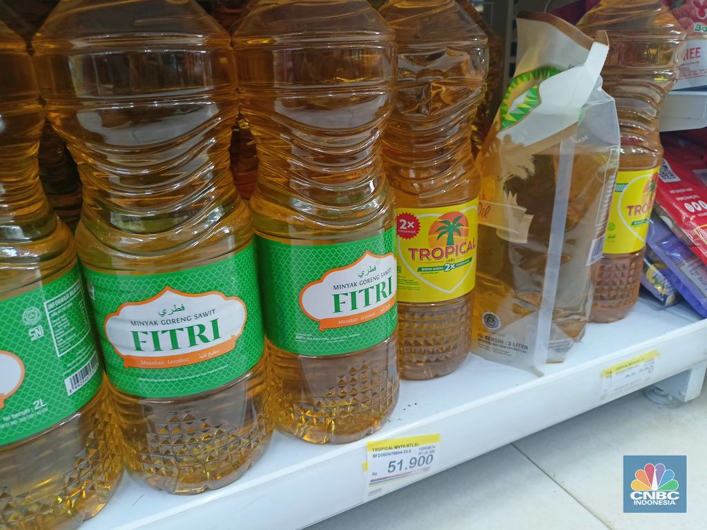 Penjualan minyak goreng di salah satu minimarket di Sukajaya, Kabupaten Bogor, Senin (25/4/22). (CNBC Indonesia/Ferry Sandi)