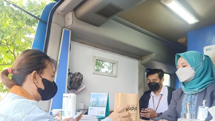 Layanan kas keliling penukaran uang kertas baru di Lapangan Parkir Timur Puputan Renon, Denpasar menjelang libur Lebaran 2022.