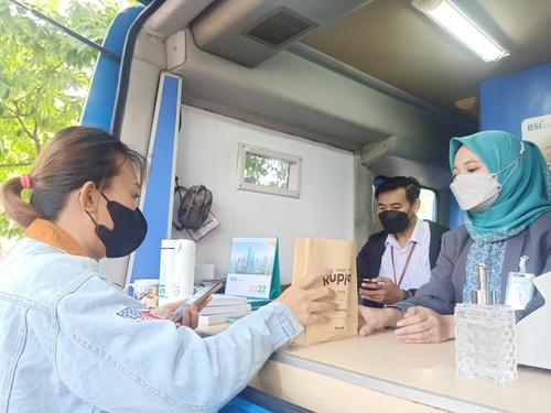 Layanan kas keliling penukaran uang kertas baru di Lapangan Parkir Timur Puputan Renon, Denpasar menjelang libur Lebaran 2022.