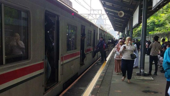 Perjalanan kereta rel listrik (KRL) sempat tertunda. Sebab, terjadi gangguan listrik aliran atas. (IG @ aibraaahim__)