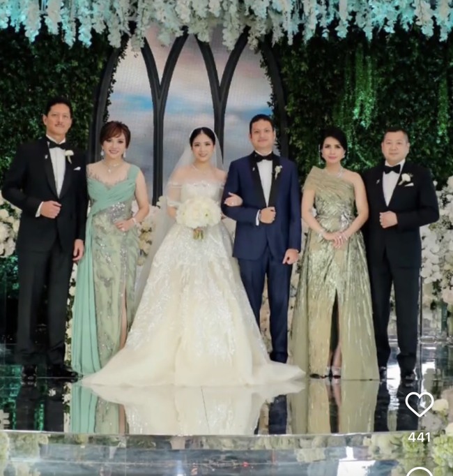 Putri Hary Tanoesoedibjo konglomerat pemilik MNC Group, Jessica Tanoesoedibjo menikah dengan Jonathan Natakusuma Sariaatmadja pada 22 April 2022. Pernikahan Jessica dengan putra bos Emtek Group, Fofo Sariaatmadja, digelar mewah di Park Hyatt Jakarta. Foto: dok. Instagram @liliana_tanoesoedibjo