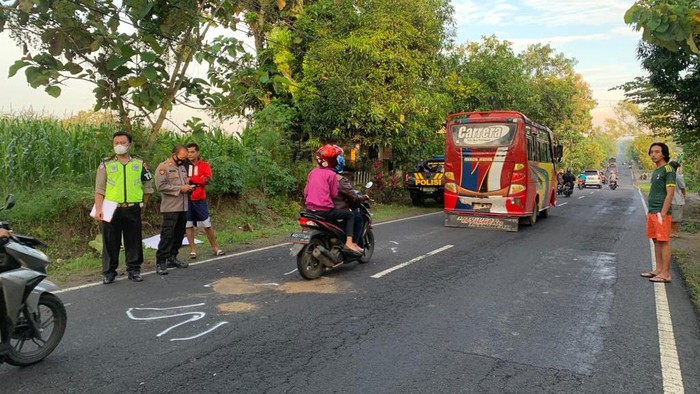 Petugas melakukan olah TKP kecelakaan tabrak lari di Nguntoronadi, Wonogiri, Senin (25/4/2022).