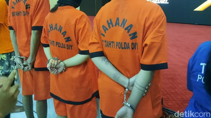 Sejumlah pelaku prostitusi terjaring operasi pekat Polda DIY, Senin (25/4/2022).