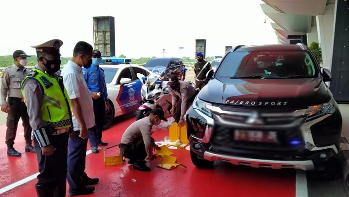 Polisi gembok mobil yang parkir di drop zone Terminal 3 Bandara Soekarno-Hatta