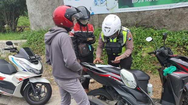 Polisi Tilang Pengendara Terobos Jembatan Tunggulmas