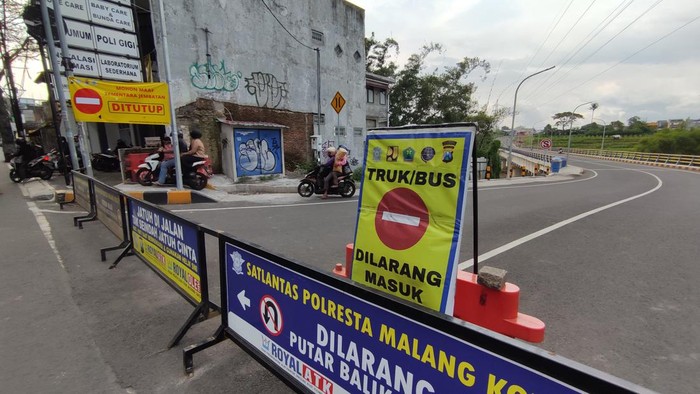 Polisi Tilang Pengendara Terobos Jembatan Tunggulmas