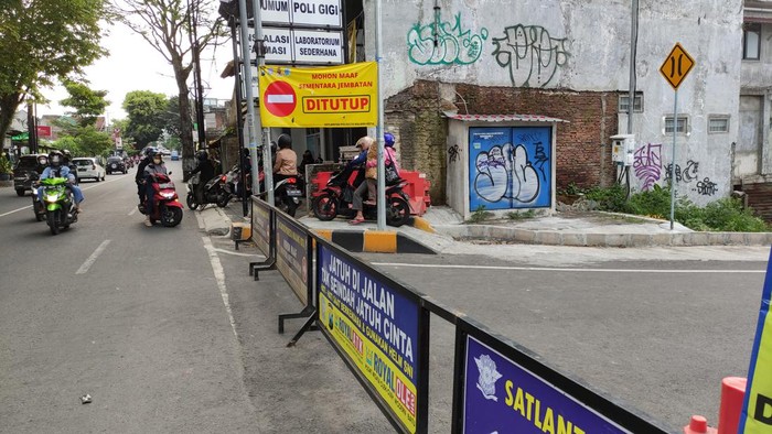 Polisi Tilang Pengendara Terobos Jembatan Tunggulmas