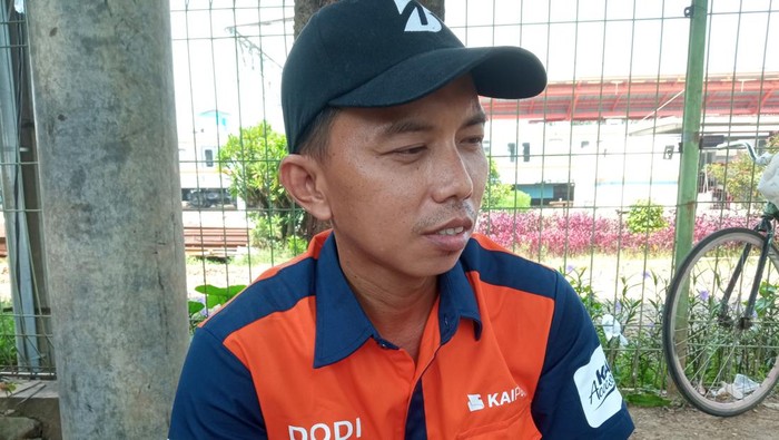 Porter di Stasiun Bekasi, Dodi, menceritakan pengalamannya selama bekerja (Fakhri/detikcom)
