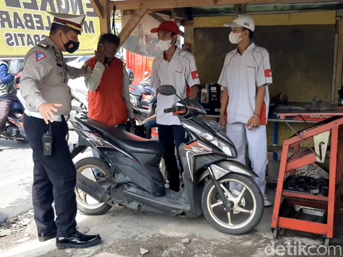 Pos polisi di Tasikmalaya sediakan bengkel gratis untuk pemudik.