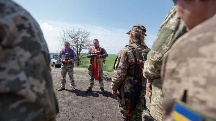 Potret Tentara Ukraina Rayakan Paskah di Medan Perang A military chaplain Oleksandr holds a rite of confession before an Orthodox Easter service for Ukrainian servicemen at their position, as Russia's attack on Ukraine continues, in Kharkiv region, Ukraine April 24, 2022. REUTERS/Serhii Nuzhnenko