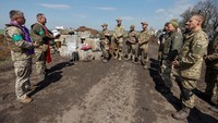Serangan Rusia terhadap Ukraina yang masih berlanjut memaksa para tentara merayakan Paskah Ortodoks di medang perang.