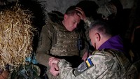 Pendeta militer Oleksandr mengadakan upacara pengakuan dosa sebelum kebaktian Paskah Ortodoks untuk prajurit Ukraina.