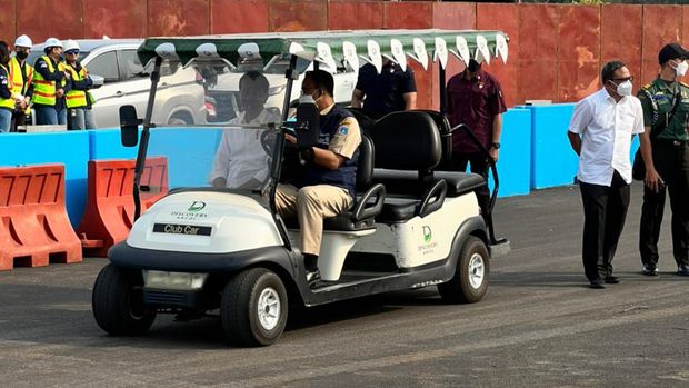 Presiden Jokowi dan Gubernur DKI Jakarta Anies Baswedan meninjau sirkuit Formula E.