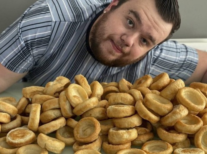 Pria Ini Doyan Banget Makan Puding Yorkshire, Sebulan Habiskan 200 Buah
