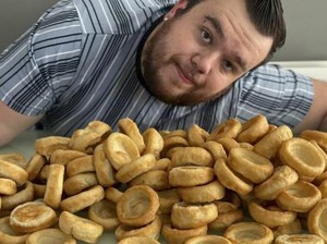 Ketagihan Puding, Pria Ini Sanggup Habiskan 300 Buah Sehari