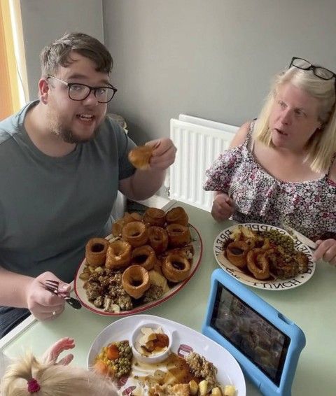 Pria Ini Doyan Banget Makan Puding Yorkshire, Sebulan Habiskan 200 Buah