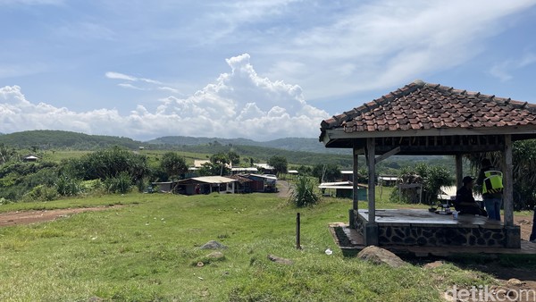 Pantai Puncak Guha Bungbulang merupakan semenanjung kecil berupa tebing. Guha sendiri berasal dari Bahasa Sunda, artinya gua. Disebut Puncak Guha karena di bawahnya terdapat gua kelelawar terpat menghadap ke laut selatan Jawa, Samudera Hindia. Pantai Puncak Guha Bungbulang merupakan semenanjung kecil berupa tebing. Guha sendiri berasal dari Bahasa Sunda, artinya gua. Disebut Puncak Guha karena di bawahnya terdapat gua kelelawar terpat menghadap ke laut selatan Jawa, Samudera Hindia.