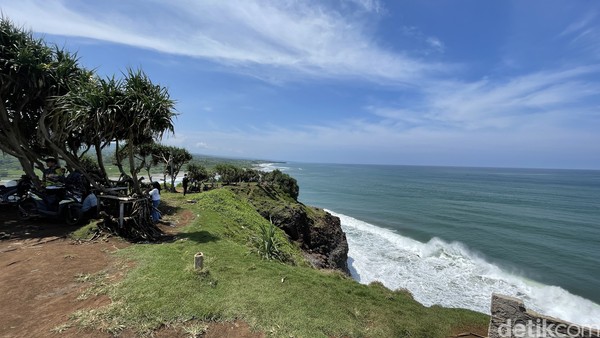 Pantai Puncak Guha Bungbulang, Garut, mirip dengan Broken Beach atau Pasih Uug di Nusa Penida, Bali. Alasannya adalah di destinasi ini juga terdapat karang bolong atau gua yang terhubung dengan laut.