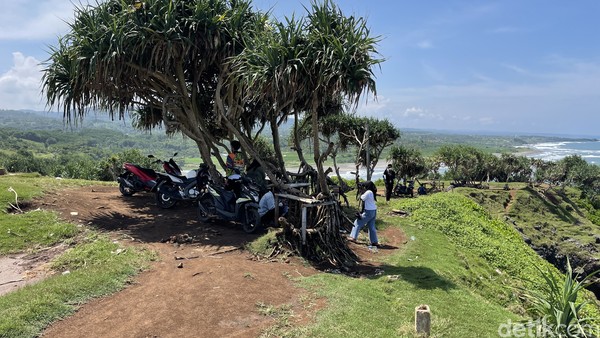 Di Uluwatu ada pura dan bangunan ibadah pendukung yang tertata rapi. Di Pantai Puncak Guha Bungbulang, Garut ada bangunan warung warga yang dibangun seadanya di tengah lokasi yang malah jadi mengganggu pemandangan. Di Uluwatu ada pura dan bangunan ibadah pendukung yang tertata rapi. Di Pantai Puncak Guha Bungbulang, Garut ada bangunan warung warga yang dibangun seadanya di tengah lokasi yang malah jadi mengganggu pemandangan.