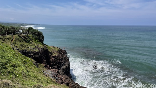 Pantai Puncak Guha Bungbulang, Garut adalah destinasi pantai dengan tebing terjal. Itu adalah kemiripan paling utama dengan Uluwatu dan Anda bisa melihat seluruh kawasan di sekeliling destinasi ini. Pantai Puncak Guha Bungbulang, Garut adalah destinasi pantai dengan tebing terjal. Itu adalah kemiripan paling utama dengan Uluwatu dan Anda bisa melihat seluruh kawasan di sekeliling destinasi ini.