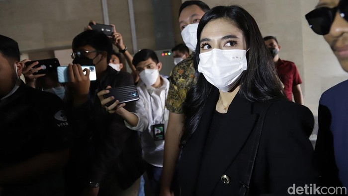 Puytri Una alias DJUna penuhi panggilan ari Bareskrim Polri.