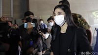 DJ Una datang menggunakan blazer hitam dan didampingi kuasa hukumnya, Yafet Rissy. Foto: Palevi/detikHOT