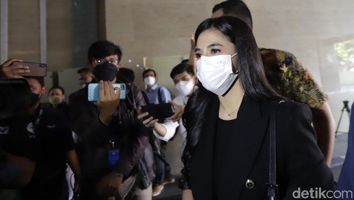 Puytri Una alias DJUna penuhi panggilan ari Bareskrim Polri.