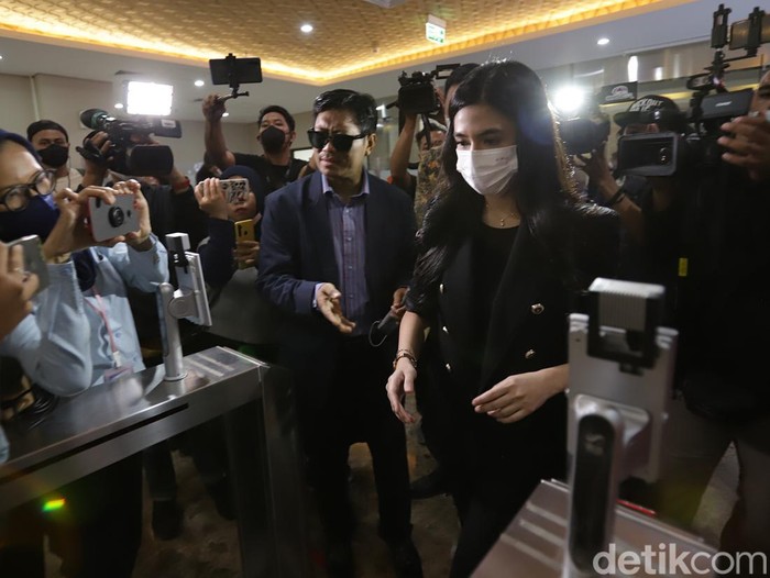 Puytri Una alias DJUna penuhi panggilan ari Bareskrim Polri.