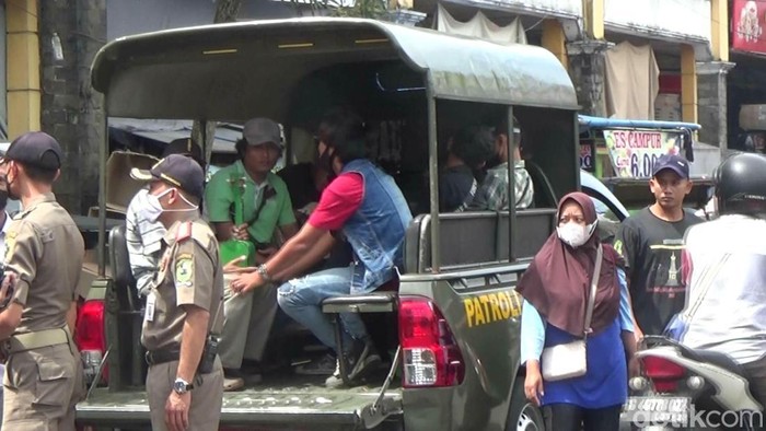 Satpol PP Banjarnegara mengangkut pengamen yang terjaring razia, Senin (25/4/2022).