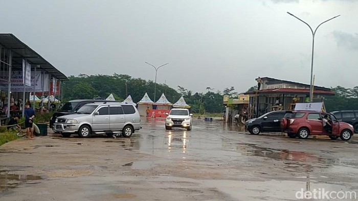 Rest Area KM 338A yang berada di Pekalongan usai diguyur hujan deras.