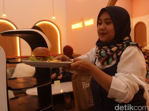 Reveuse, cafe instagramable yang memiliki pelayan robot di Bandung.