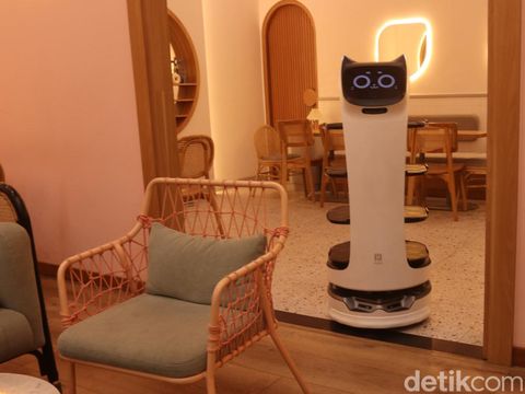 Reveuse, cafe instagramable yang memiliki pelayan robot di Bandung.