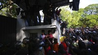 Saat demo berlangsung, kepolisian setempat sempat menyampaikan PM Rajapaksa sedang tidak ada di kediamannya. Kerumunan demonstran itu akhirnya meninggalkan kediaman PM Rajapaksa secara damai.