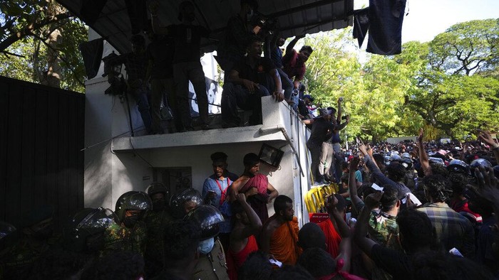 Ribuan Mahasiswa Kepung Rumah PM Sri Lanka Imbas Krisis Ekonomi Sri Lankan university students protesting over the countryβs worst economic crisis in decades erect black flags above the gate of the residence of prime minister Mahinda Rajapaksa in Colombo, Sri Lanka, Sunday, April 24, 2022. (AP Photo/Eranga Jayawardena)