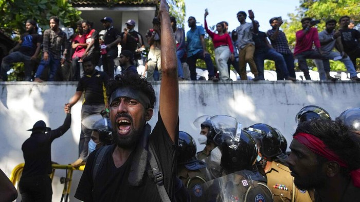 Ribuan Mahasiswa Kepung Rumah PM Sri Lanka Imbas Krisis Ekonomi Sri Lankan university students push down police barricades during a protest over the countryβs worst economic crisis in decades outside the residence of prime minister Mahinda Rajapaksa in Colombo, Sri Lanka, Sunday, April 24, 2022. (AP Photo/Eranga Jayawardena)