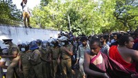 Dalam unjuk rasa yang digelar Minggu (24/4) waktu setempat, para mahasiswa tidak hanya mendatangi tapi juga memanjat pagar kompleks kediaman PM Rajapaksa di Kolombo, setelah polisi memasang barikade di berbagai ruas jalanan setempat.  