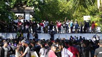 Ribuan mahasiswa mengepung kediaman Perdana Menteri Sri Lanka Mahinda Rajapaksa di Kolombo, Minggu (24/4/2022).