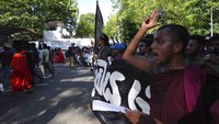 Dituturkan kepolisian setempat bahwa PM Rajapaksa sedang tidak ada di kediamannya saat unjuk rasa itu berlangsung. Kerumunan demonstran itu akhirnya meninggalkan kediaman PM Rajapaksa secara damai.  