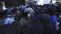 Para demonstran juga membawa sejumlah poster bertuliskan Pulanglah Gota yang merujuk pada Presiden Gotabaya Rajapaksa, adik dari PM Mahinda Rajapaksa. Sejumlah demonstran lainnya memakai topeng Guy Fawkes yang menjadi simbol gerakan antikemapanan.  