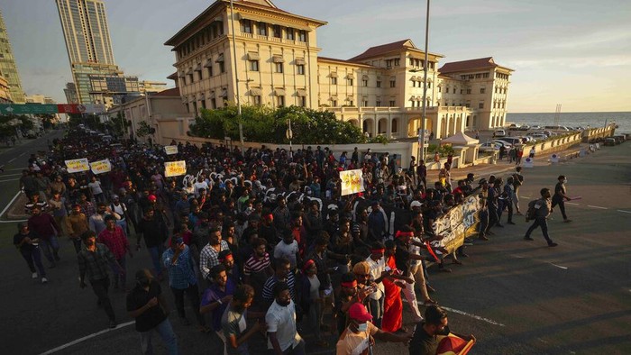 Ribuan Mahasiswa Kepung Rumah PM Sri Lanka Imbas Krisis Ekonomi Sri Lankan university students push down police barricades during a protest over the countryβs worst economic crisis in decades outside the residence of prime minister Mahinda Rajapaksa in Colombo, Sri Lanka, Sunday, April 24, 2022. (AP Photo/Eranga Jayawardena)