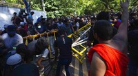 Atas aksi itu, polisi pun membuat barikade untuk mencegah para demonstran masuk ke kediaman Rajapaksa. Para polisi memakai tameng antihuru-hara saat demonstrasn mencoba merobohkan barikade.