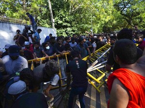 Mahasiswa Kepung Rumah PM Sri Lanka, Putin Ucapkan Selamat pada Macron