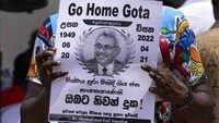 Dalam aksinya, para demonstran membawa sejumlah poster bertuliskan Pulanglah Gota yang merujuk pada Presiden Gotabaya Rajapaksa, adik dari PM Mahinda Rajapaksa. Sejumlah demonstran lainnya memakai topeng Guy Fawkes yang menjadi simbol gerakan antikemapanan.  