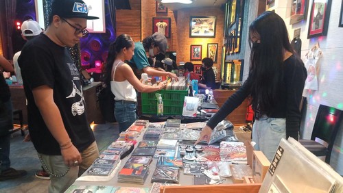Salah satu pengunjung tampak melihat-lihat rilisan fisik dalam acara International Record Store Day Bali di Hard Rock Café Bali pada Minggu, 24 April 2022.