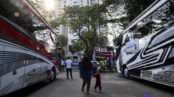Dirlantas Polda Metro Jaya Kombes Pol Sambodo Purnono (kiri) bersama Kabid Humas Kombes Pol Endra Zulpan (kedua kiri) melepas bus berisi para pemudik dalam Mudik Gratis Polri 2022 di kompleks Gelora Bung Karno, Jakarta, Senin (25/4/2022). Polda Metro Jaya memberangkatkan sebanyak 540 pemudik dengan 13 bus pada hari pertama pemberangkatan Mudik Gratis Polri 2022 dari Jakarta ke 21 kota tujuan di Pulau Jawa. ANTARA FOTO/Sigid Kurniawan/aww.