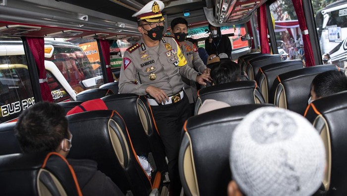 Rombongan Mudik Gratis Polri Mulai Berangkat ke Jateng hingga Jatim Dirlantas Polda Metro Jaya Kombes Pol Sambodo Purnono (kiri) bersama Kabid Humas Kombes Pol Endra Zulpan (kedua kiri) melepas bus berisi para pemudik dalam Mudik Gratis Polri 2022 di kompleks Gelora Bung Karno, Jakarta, Senin (25/4/2022). Polda Metro Jaya memberangkatkan sebanyak 540 pemudik dengan 13 bus pada hari pertama pemberangkatan Mudik Gratis Polri 2022 dari Jakarta ke 21 kota tujuan di Pulau Jawa. ANTARA FOTO/Sigid Kurniawan/aww.